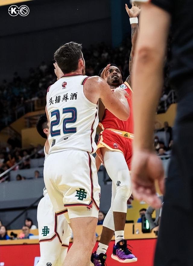 包含新疆逆转击败广厦，取得季后赛席位的词条