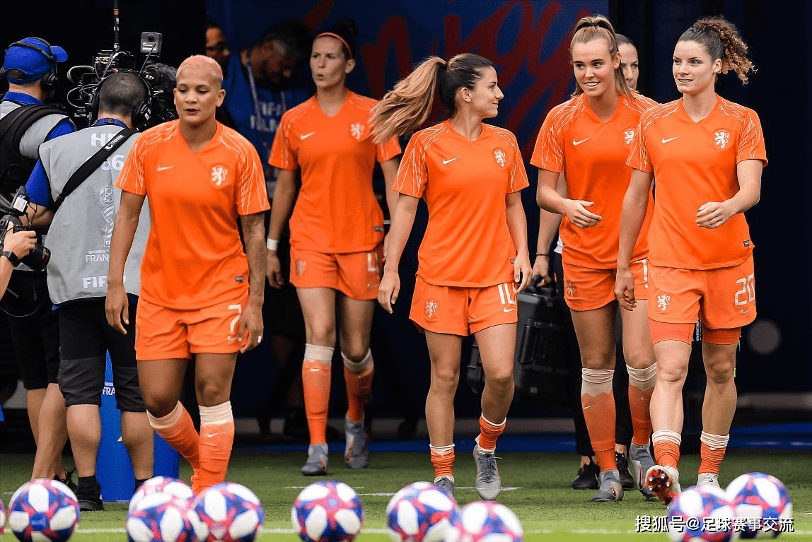 英格兰队迎战丹麦，展现出色团队配合(英格兰队迎战丹麦,展现出色团队配合的精神)