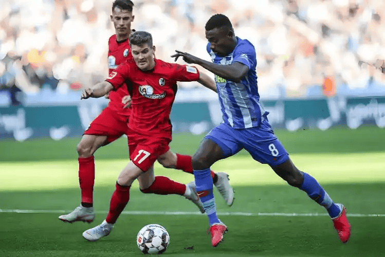 包含弗赖堡惊险逆转，保住主场不败纪录的词条