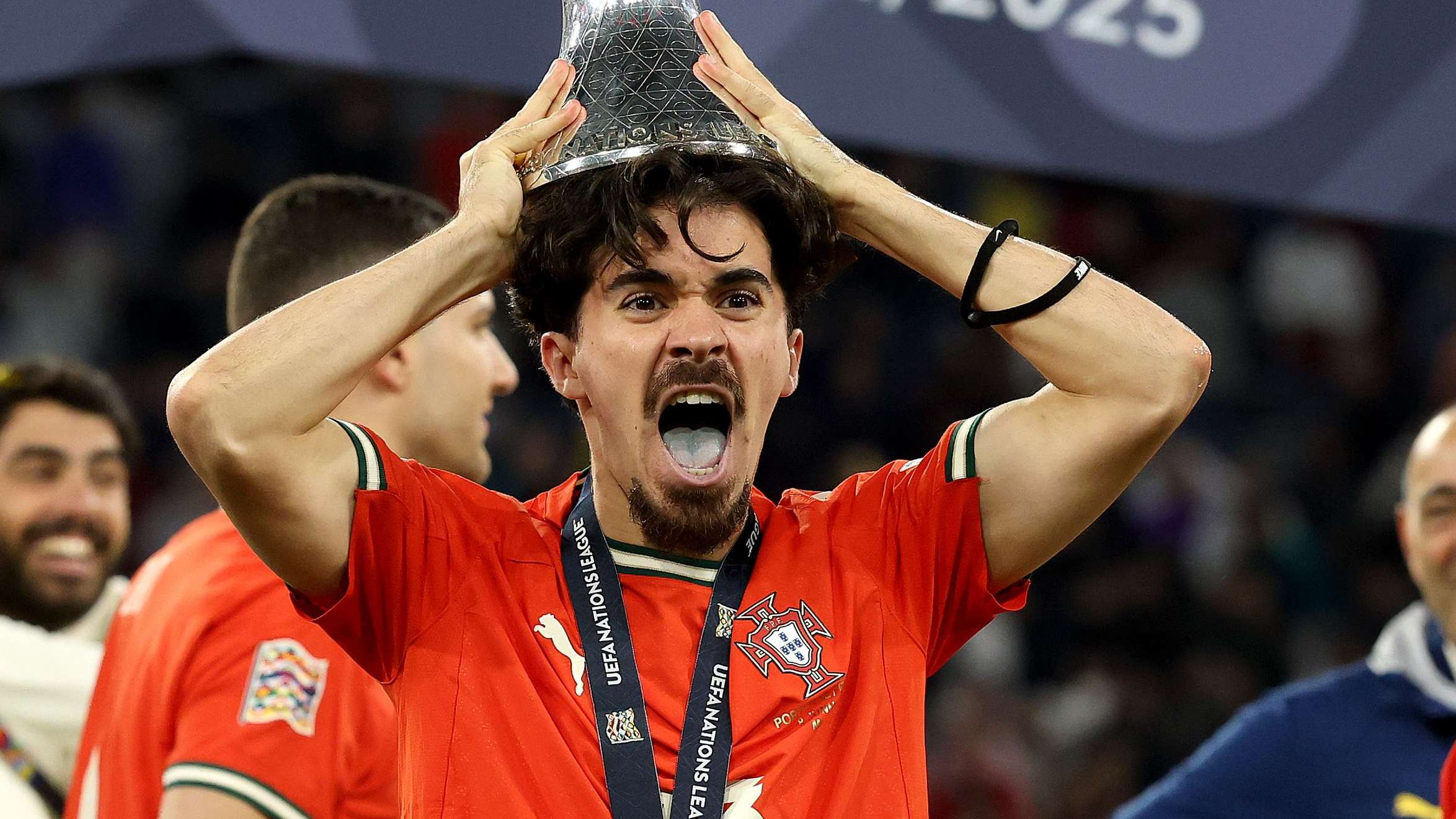 冰岛球员蓄能待发，欧洲顶级联赛掀起狂热(冰岛联赛官网)